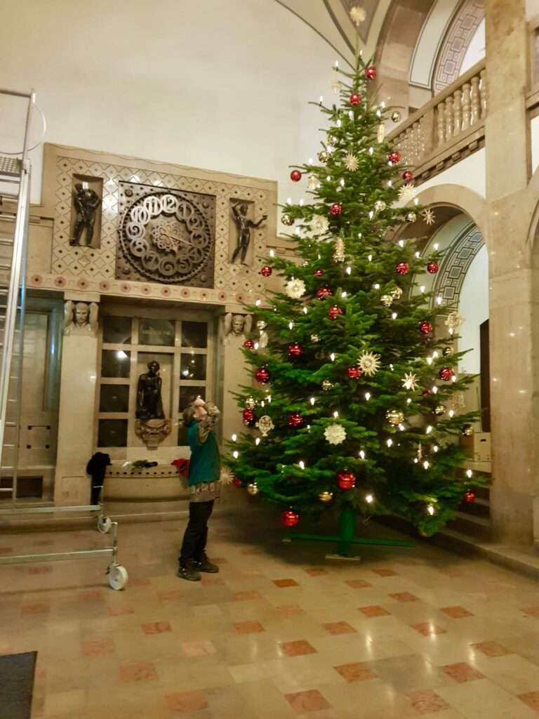 Auch der ca. 7m große Weihnachtsbaum im Chemnitzer Rathaus ist unser Werk. Wir haben uns dieses Jahr wieder auf diese Herausforderung gefreut.